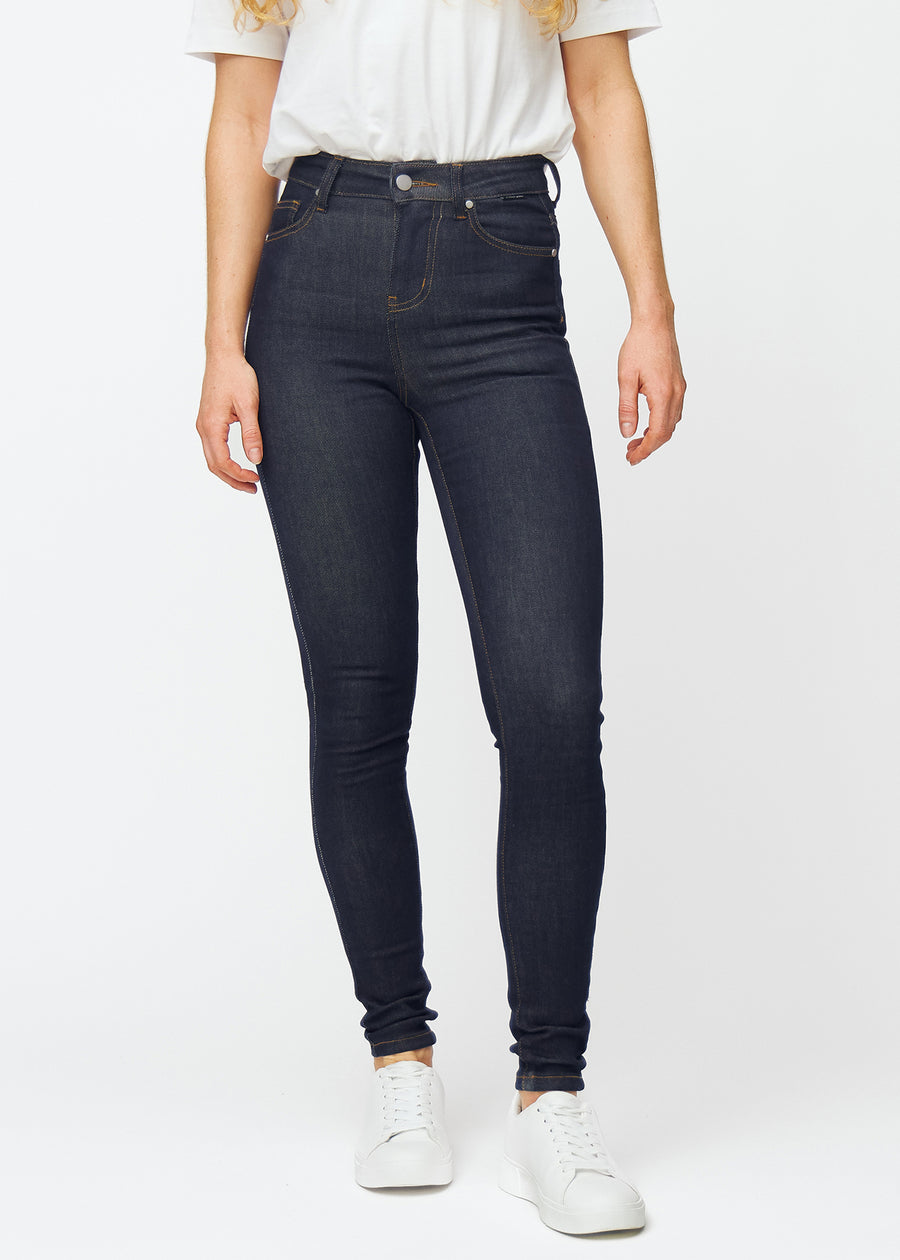 Djup mörkblå denim jeans för kvinnor i färgen Midnights med skinny passform, som sitter tätt från midja till ankel, sedd framifrån.