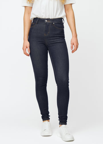 Djup mörkblå denim jeans för kvinnor i färgen Midnights med skinny passform, som sitter tätt från midja till ankel, sedd framifrån.