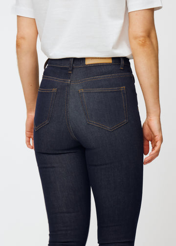 Djup mörkblå denim jeans för kvinnor i färgen Midnights sedd bakifrån i närbild för att visa passform och detaljer.
