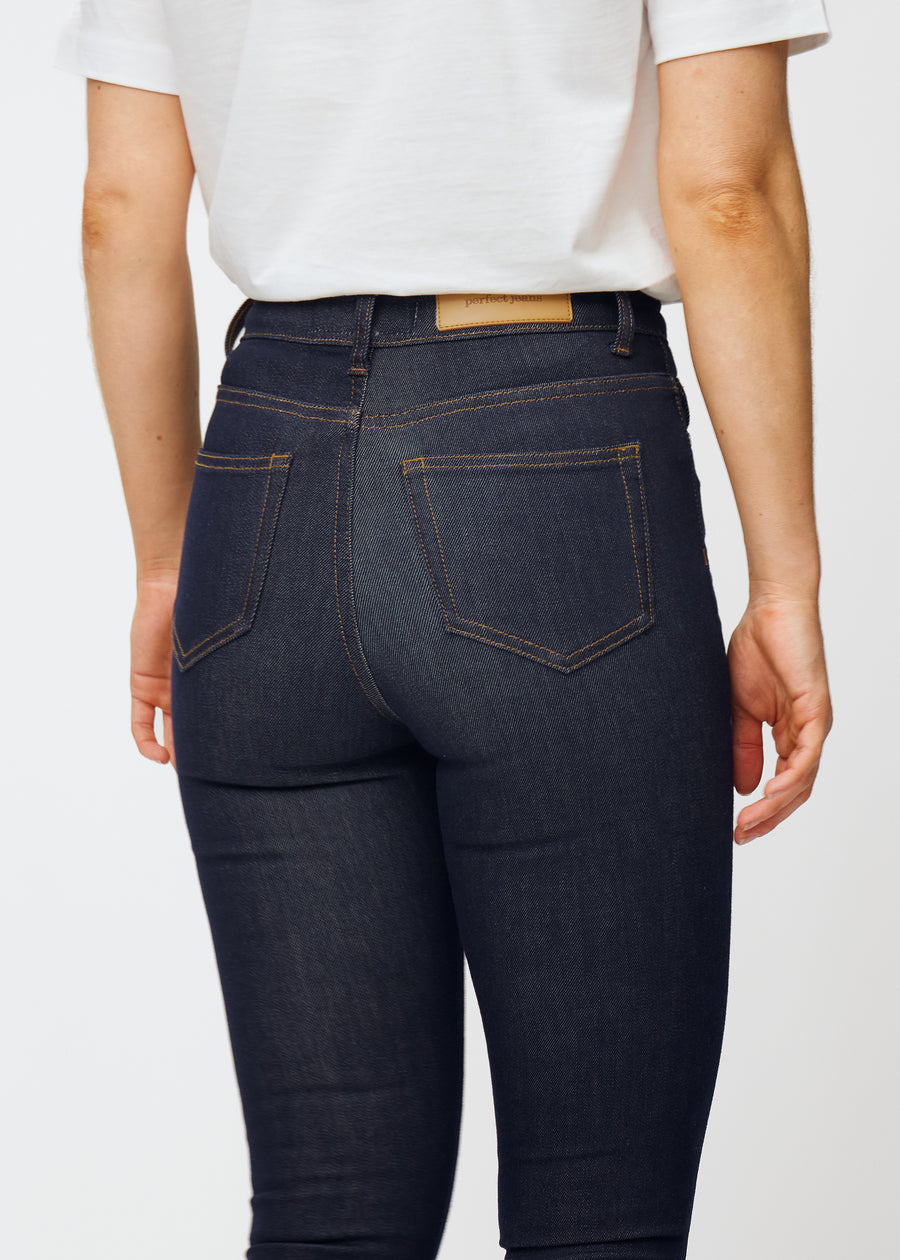 Djup mörkblå denim jeans för kvinnor i färgen Midnights sedd bakifrån i närbild för att visa passform och detaljer.
