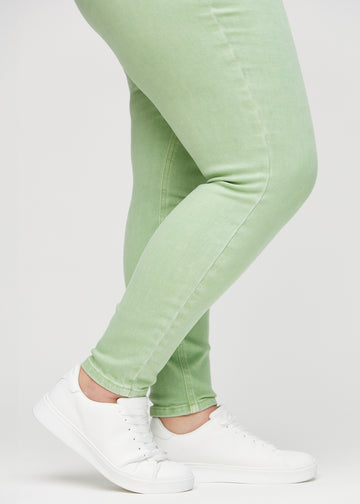 Anklarna på en plus-size-modell, så att man kan se hur tajt jeansen sitter.