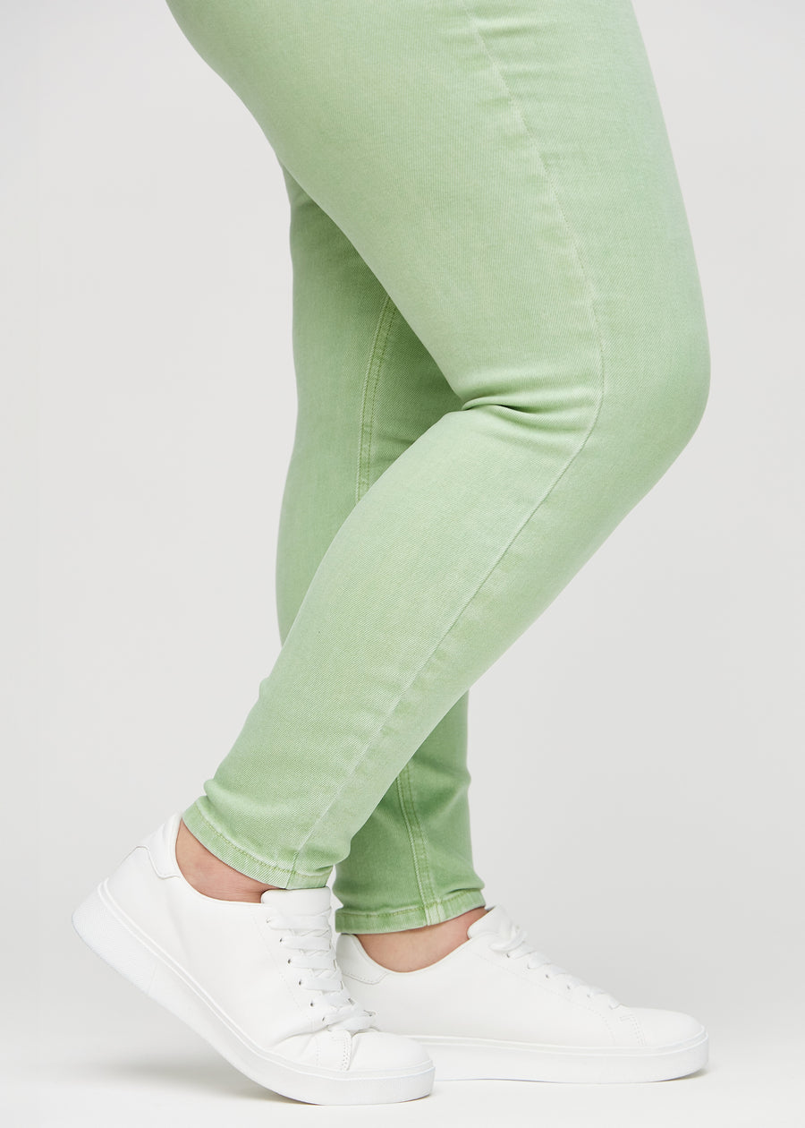 Anklarna på en plus-size-modell, så att man kan se hur tajt jeansen sitter.
