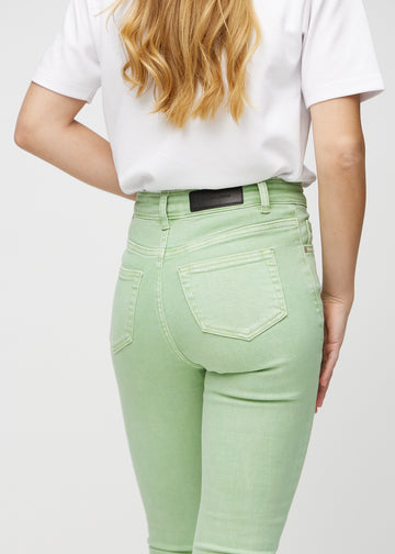 Ljusgröna skinny jeans sedda bakifrån på nära håll för att visa detaljer.