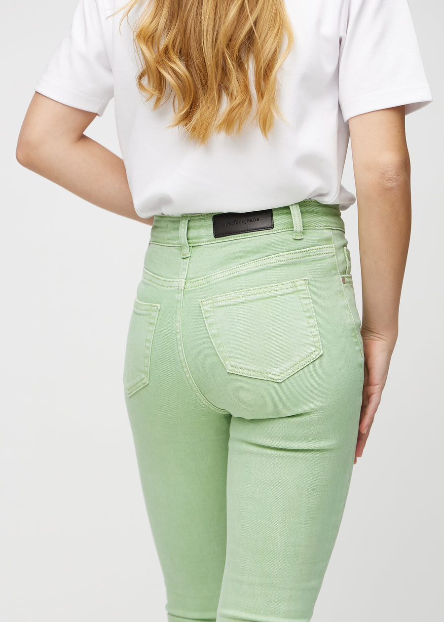 Ljusgröna skinny jeans sedda bakifrån på nära håll för att visa detaljer.