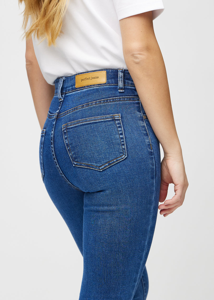Skinnyjeans för kvinnor i mörkblå, färgen Oceans. Närbild bakifrån på en modell som visar detaljerna.