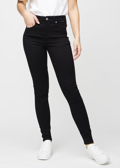 Svarta skinny jeans, modellnamn Ravens, som sitter tajt längs benet, sett framifrån.