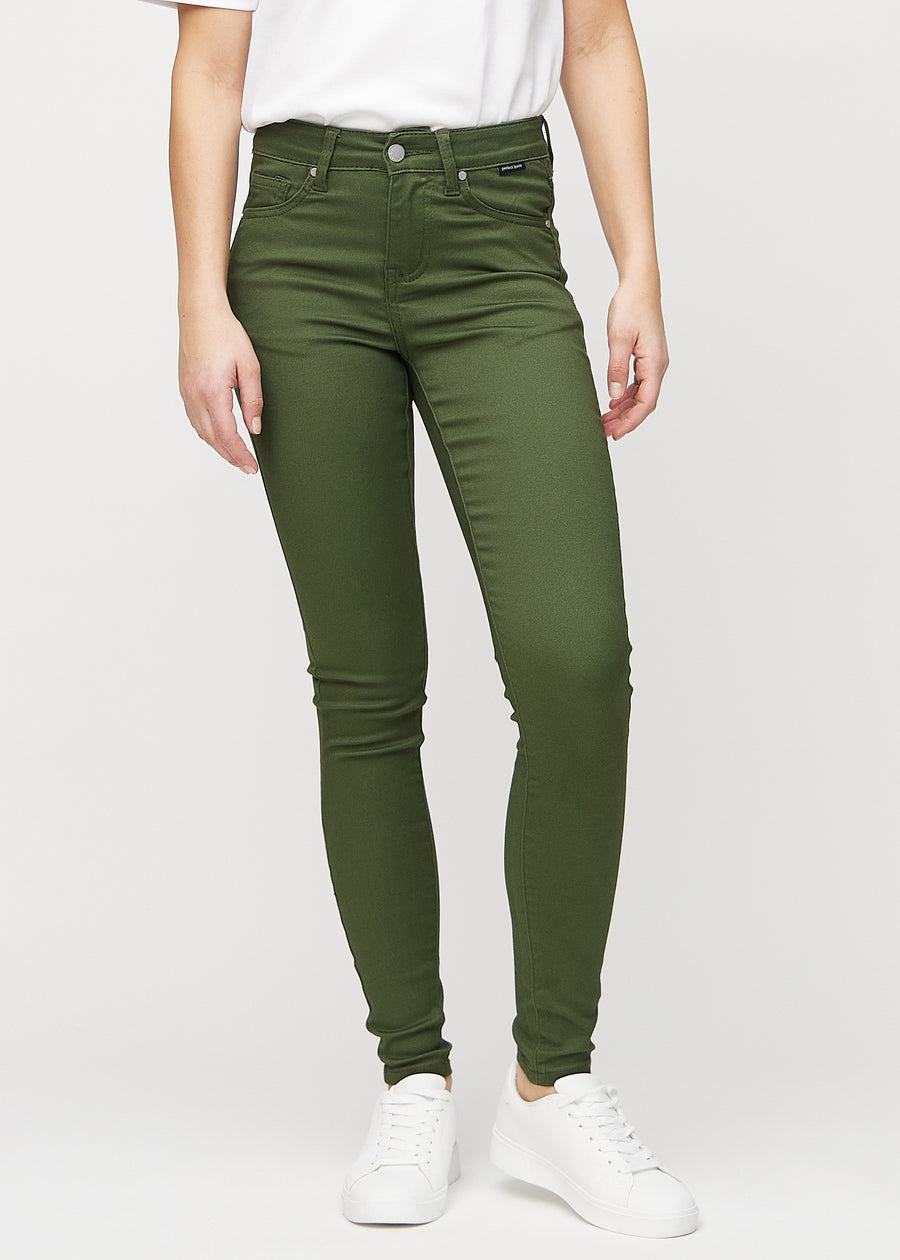 Skinnyjeans för kvinnor i mörkgrön, färgen Renewals. Framifrån på en modell, med nära passform runt benen.