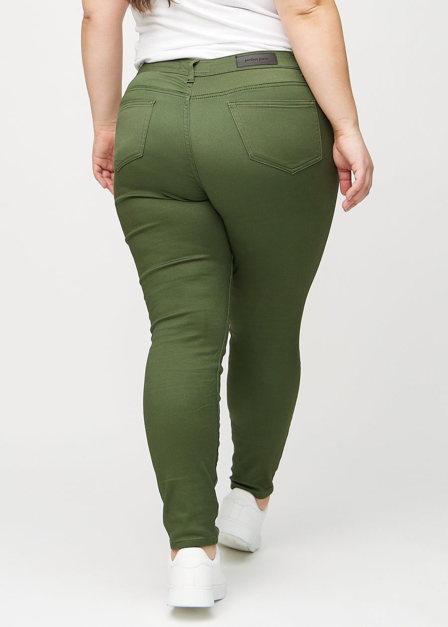 Skinnyjeans för kvinnor i mörkgrön, färgen Renewals. Bakifrån på en plus size-modell, så att hela passformen syns.
