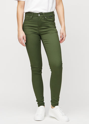 Skinnyjeans för kvinnor i mörkgrön, färgen Renewals. Framifrån på en modell, med nära passform runt benen.