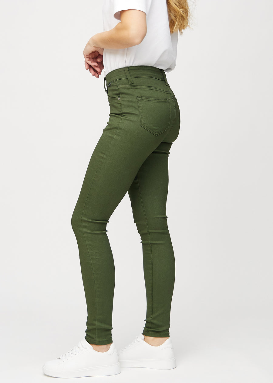 Skinnyjeans för kvinnor i mörkgrön, färgen Renewals. Från sidan på en modell.