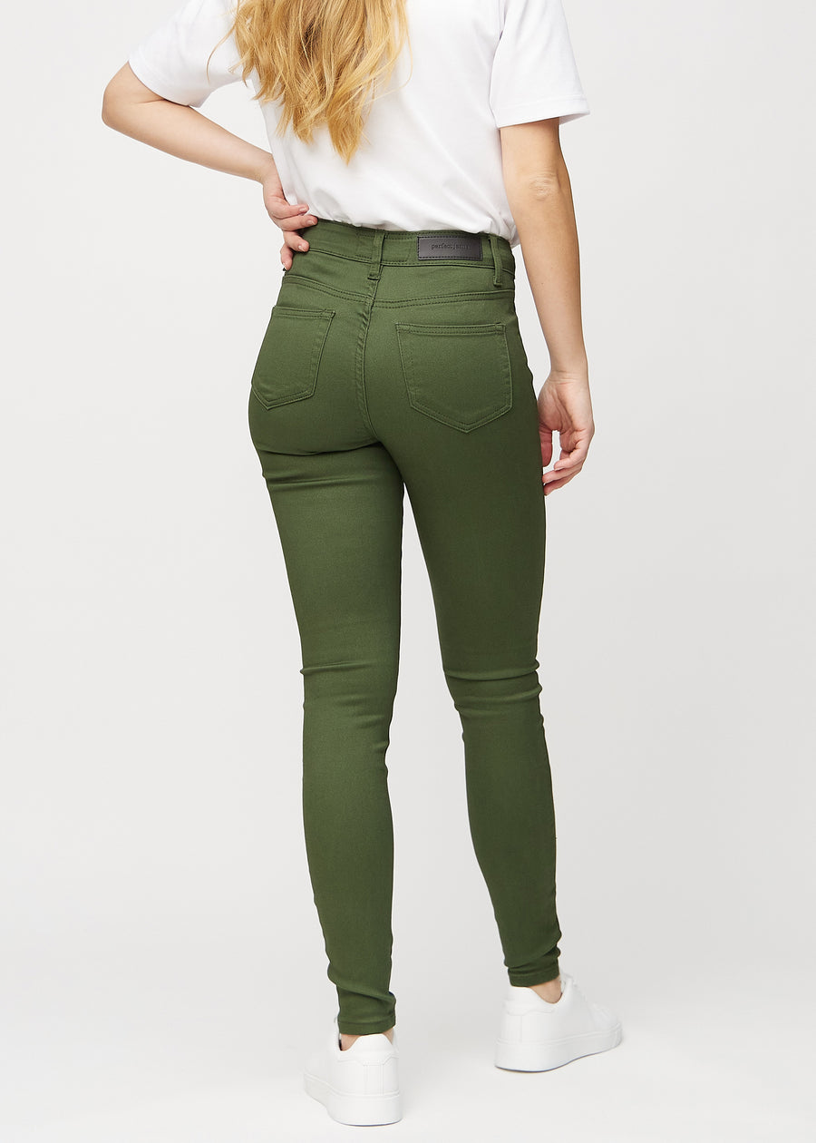 Skinnyjeans för kvinnor i mörkgrön, färgen Renewals. Bakifrån på en modell, så att hela passformen syns.
