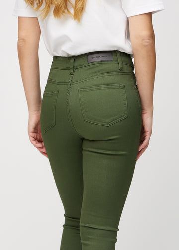 Skinnyjeans för kvinnor i mörkgrön, färgen Renewals. Närbild bakifrån på en modell som visar detaljerna.