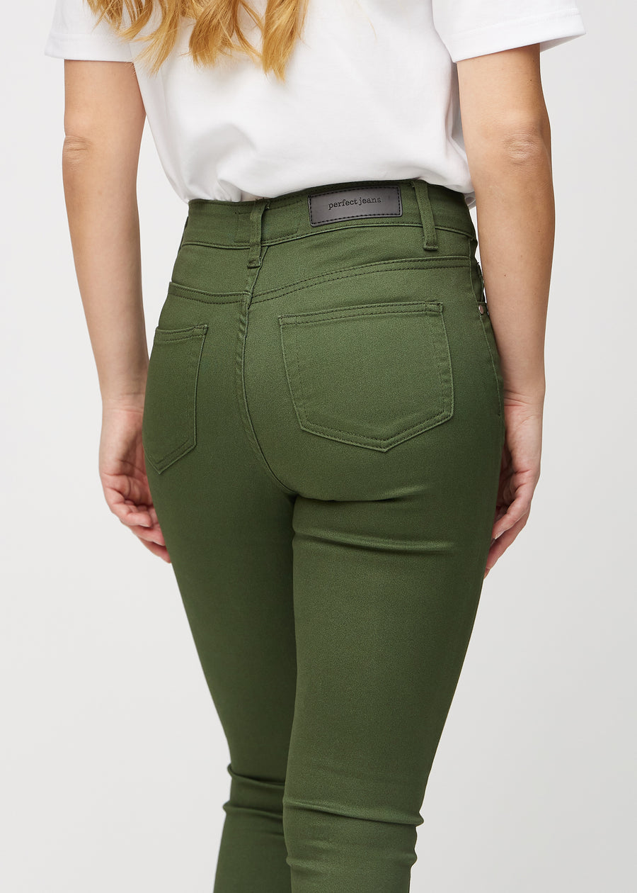 Skinnyjeans för kvinnor i mörkgrön, färgen Renewals. Närbild bakifrån på en modell som visar detaljerna.