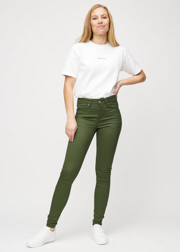 Skinnyjeans för kvinnor i mörkgrön, färgen Renewals. Helbild av en modell som bär jeansen.