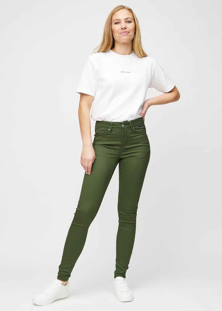 Skinnyjeans för kvinnor i mörkgrön, färgen Renewals. Helbild av en modell som bär jeansen.