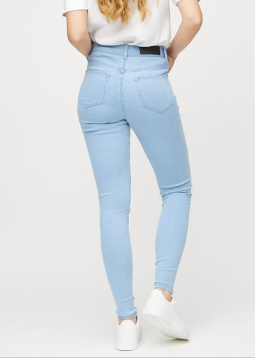 Skinnyjeans för kvinnor i ljusblå, färgen Skies. Bakifrån på en modell, så att hela passformen syns.