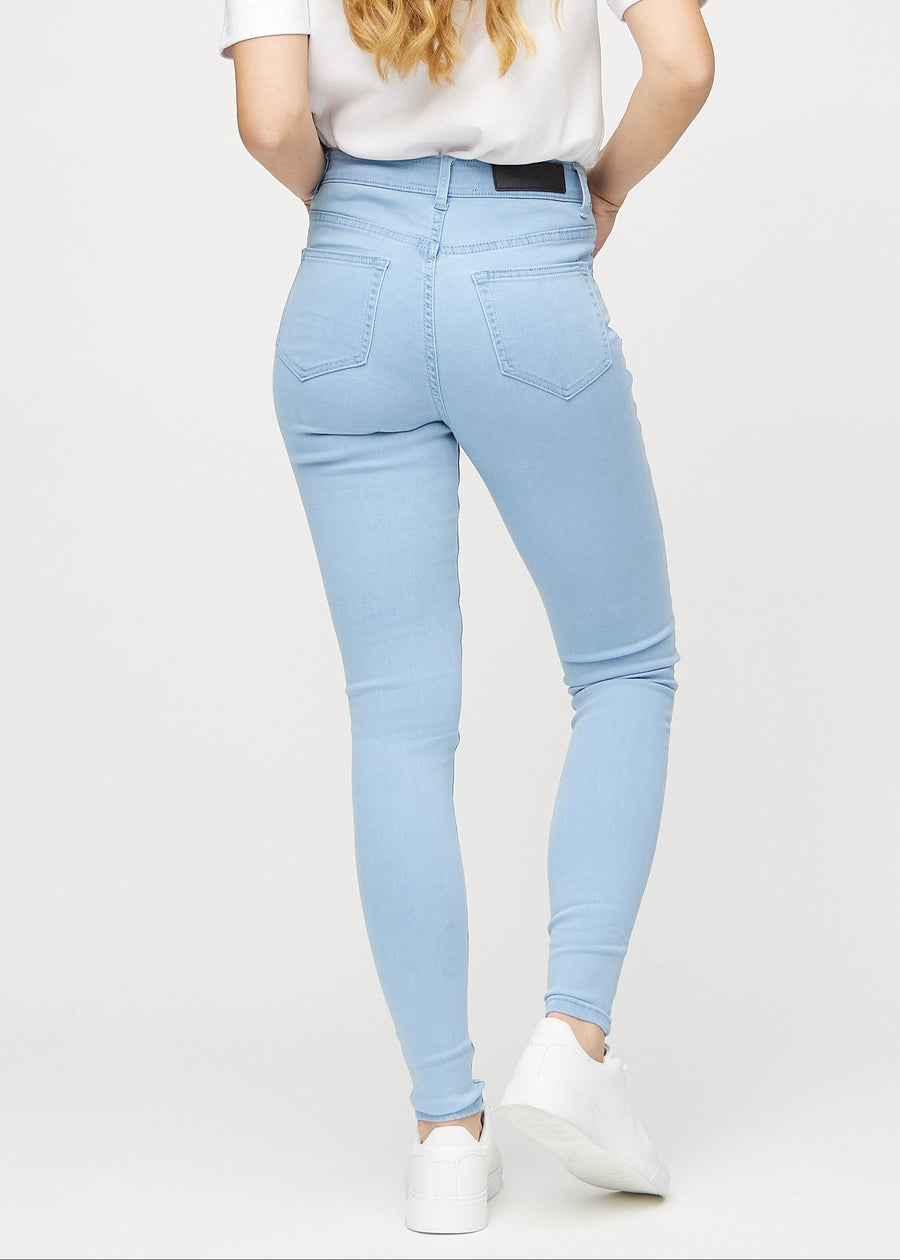 Skinnyjeans för kvinnor i ljusblå, färgen Skies. Bakifrån på en modell, så att hela passformen syns.