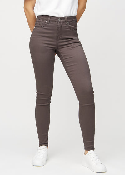 Skinnyjeans för kvinnor i gråbrun, färgen Thunders. Framifrån på en modell, med nära passform runt benen.
