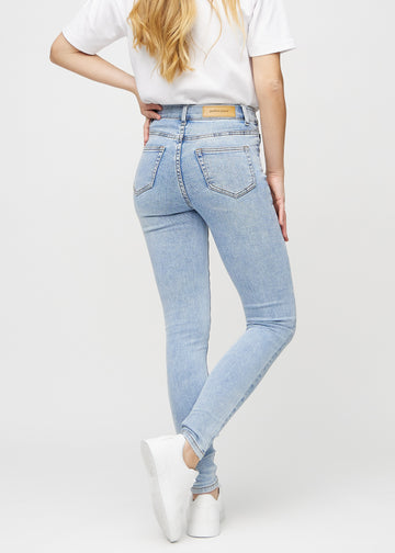 Skinnyjeans för kvinnor i ljusblå, färgen Waves. Bakifrån på en modell, så att hela passformen syns.