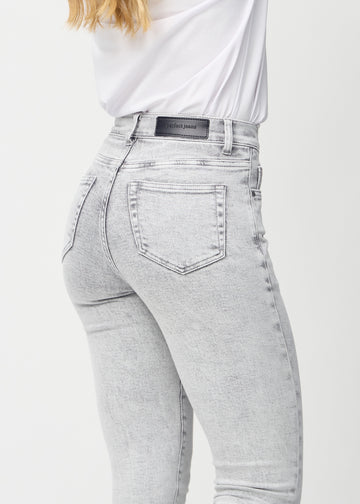 Slimjeans för kvinnor i ljusgrå, färgen Ashes. Närbild bakifrån på en modell som visar detaljerna.
