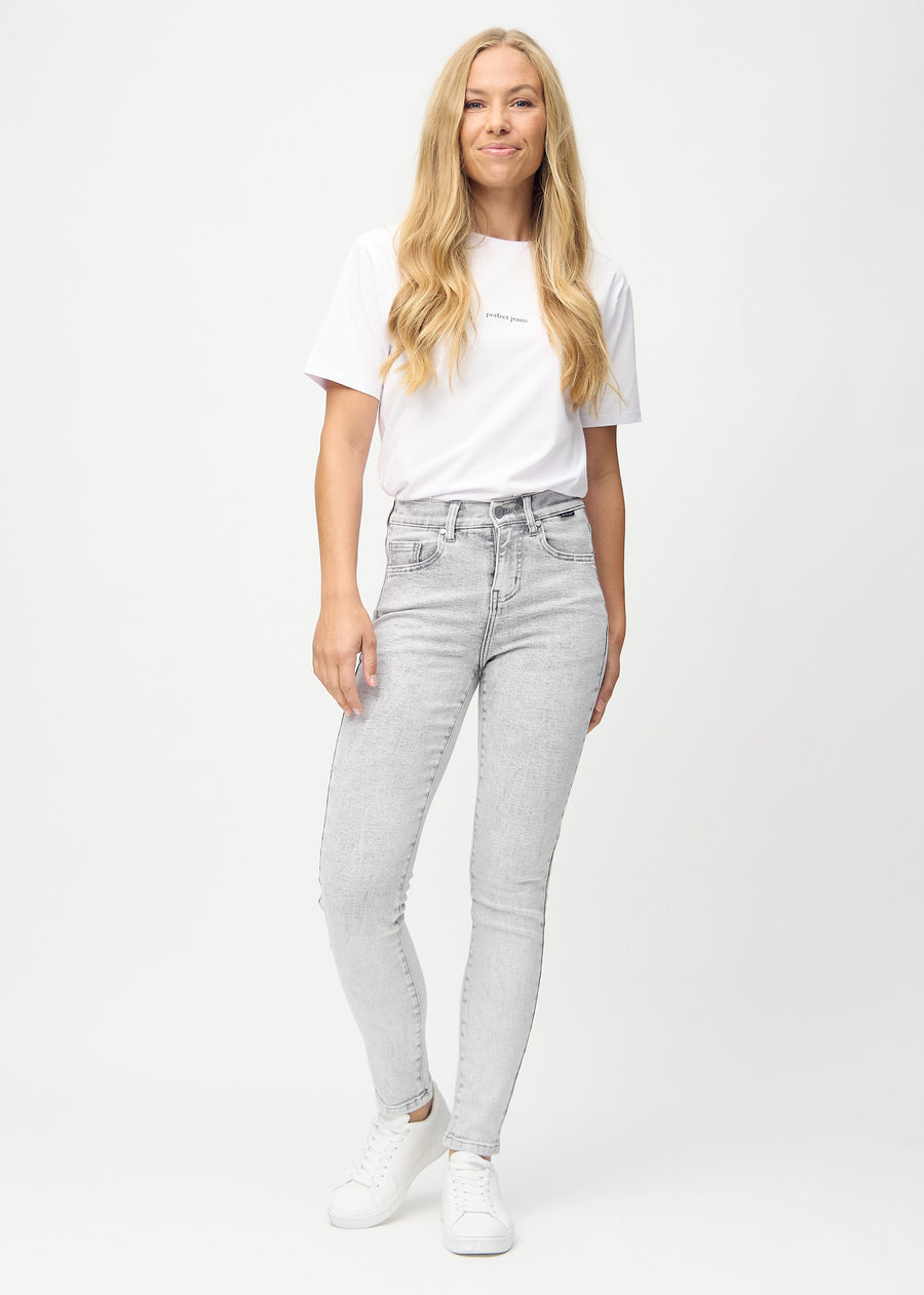 Slimjeans för kvinnor i ljusgrå, färgen Ashes. Helbild av en modell som bär jeansen.