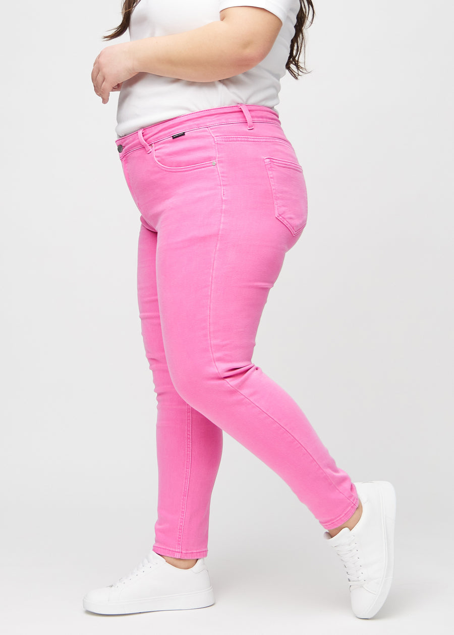 Slimjeans för kvinnor i ljusrosa, färgen Flamingos. Från sidan på en plus size-modell.