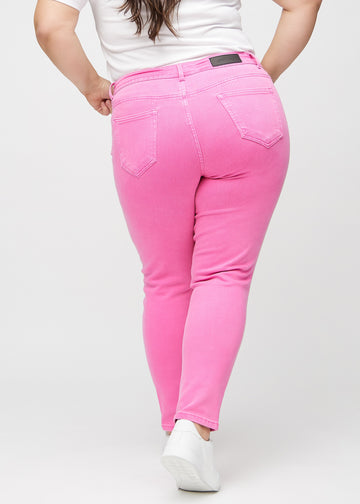 Slimjeans för kvinnor i ljusrosa, färgen Flamingos. Bakifrån på en plus size-modell, så att hela passformen syns.