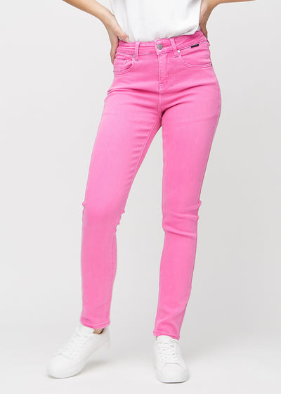 Ljusrosa slim jeans, modellnamn Flamingos, som sitter tajt längs benet, men något lösare vid ankeln, framifrån.