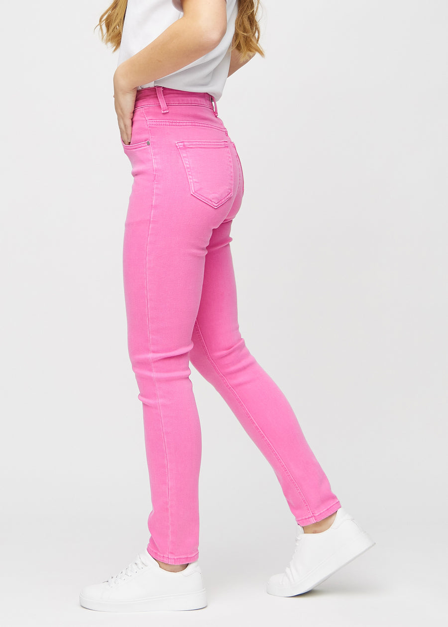 Slimjeans för kvinnor i ljusrosa, färgen Flamingos. Från sidan på en modell.