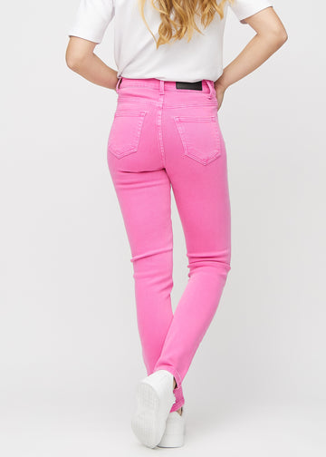 Slimjeans för kvinnor i ljusrosa, färgen Flamingos. Bakifrån på en modell, så att hela passformen syns.