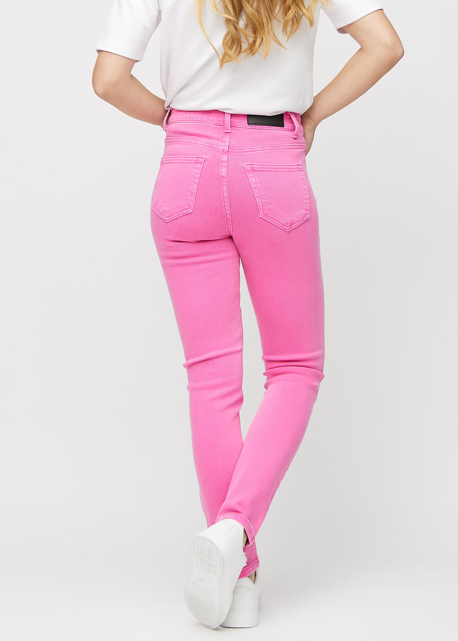 Slimjeans för kvinnor i ljusrosa, färgen Flamingos. Bakifrån på en modell, så att hela passformen syns.