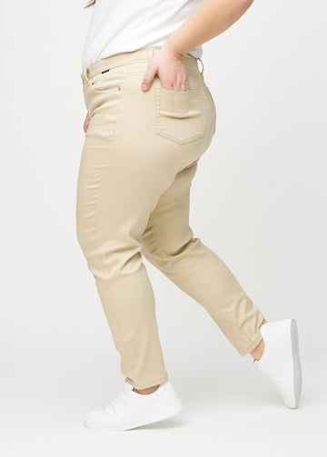 Slimjeans för kvinnor i beige, färgen Gazelles. Från sidan på en plus size-modell.