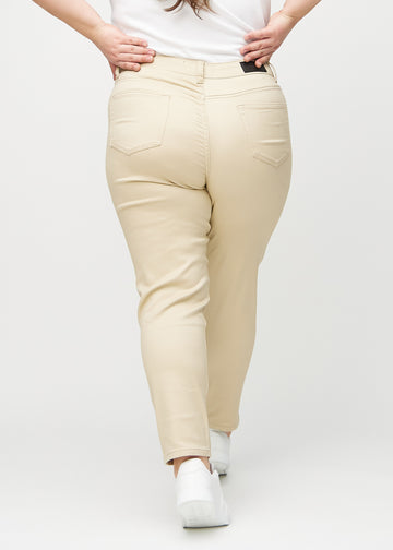 Slimjeans för kvinnor i beige, färgen Gazelles. Bakifrån på en plus size-modell, så att hela passformen syns.
