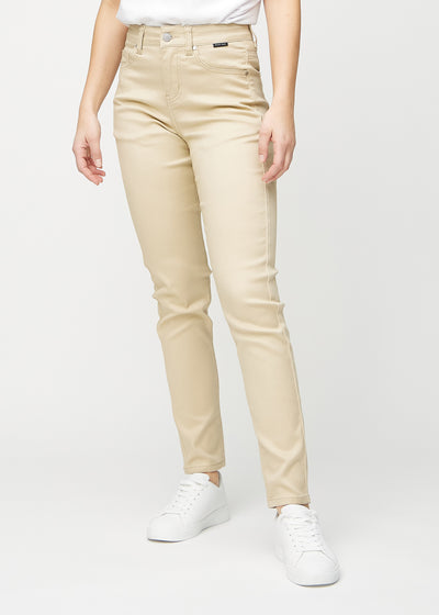 Slimjeans för kvinnor i beige, färgen Gazelles. Framifrån på en modell, med kroppsnära ben och lite mer utrymme vid anklarna.