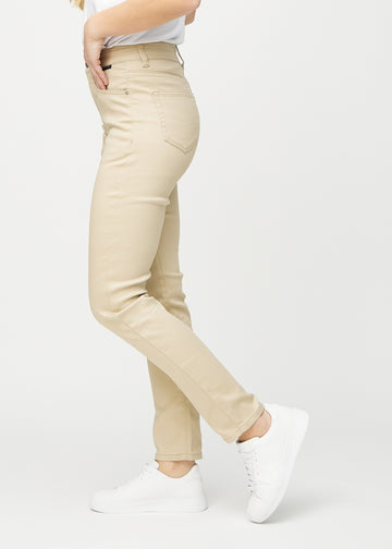 Slimjeans för kvinnor i beige, färgen Gazelles. Från sidan på en modell.