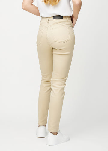 Slimjeans för kvinnor i beige, färgen Gazelles. Bakifrån på en modell, så att hela passformen syns.