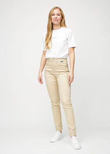 Slimjeans för kvinnor i beige, färgen Gazelles. Helbild av en modell som bär jeansen.