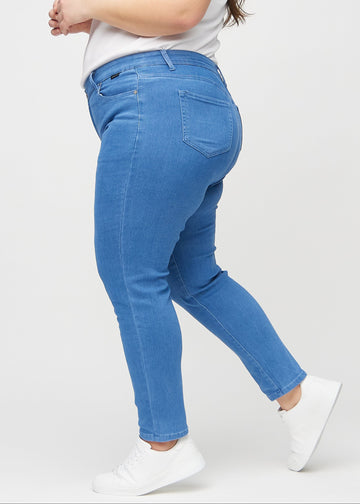 Slimjeans för kvinnor i blå, färgen Geraniums. Från sidan på en plus size-modell.