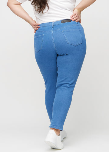 Slimjeans för kvinnor i blå, färgen Geraniums. Bakifrån på en plus size-modell, så att hela passformen syns.