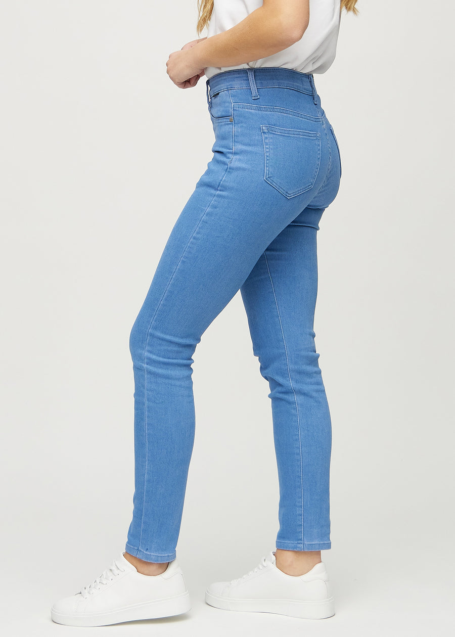 Slimjeans för kvinnor i blå, färgen Geraniums. Från sidan på en modell.