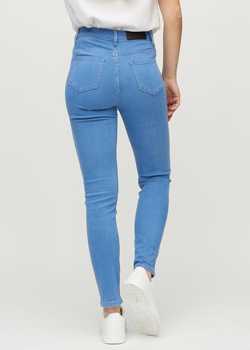 Slimjeans för kvinnor i blå, färgen Geraniums. Bakifrån på en modell, så att hela passformen syns.