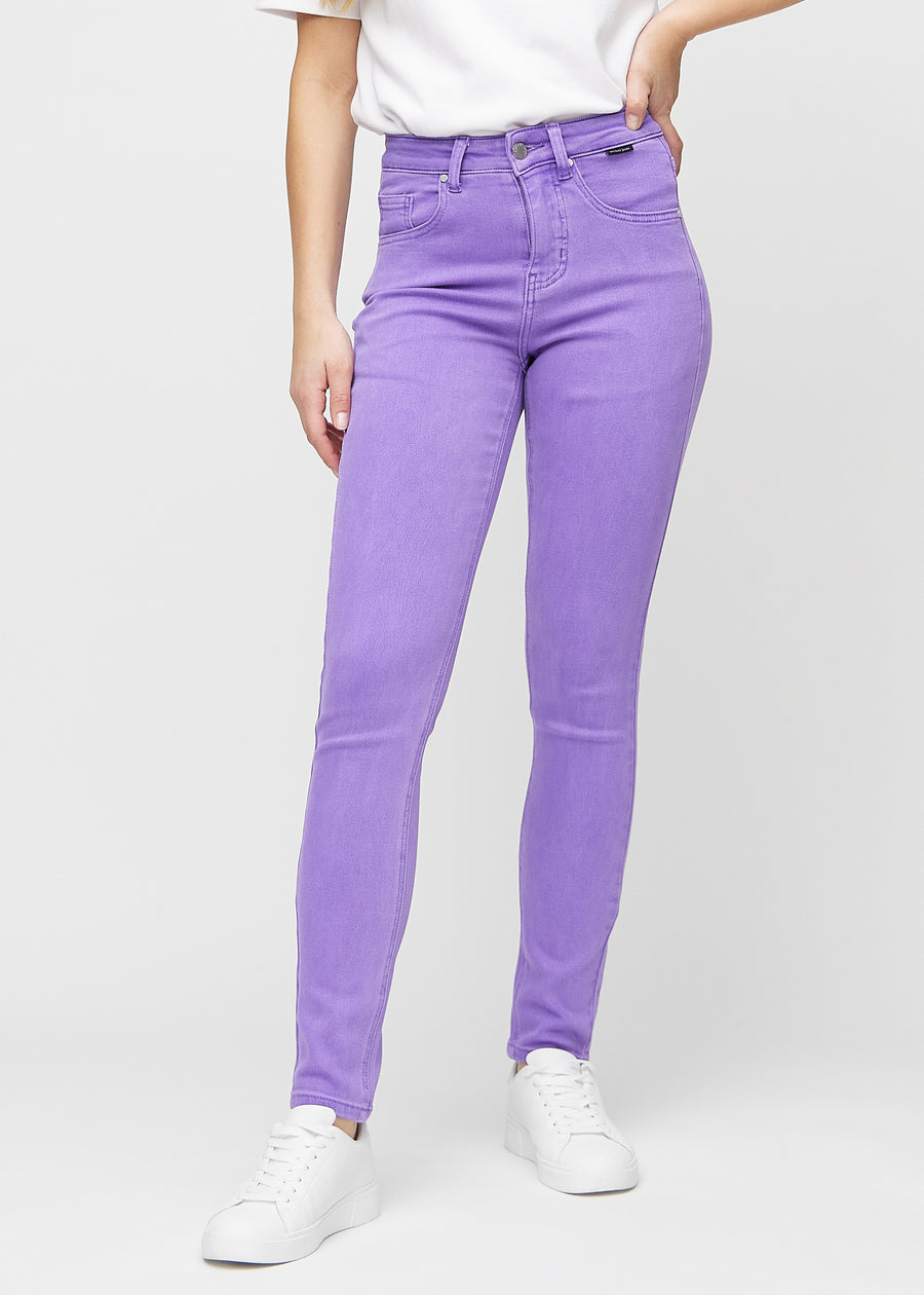 Slimjeans för kvinnor i lila, färgen Lavenders. Framifrån på en modell, med kroppsnära ben och lite mer utrymme vid anklarna.