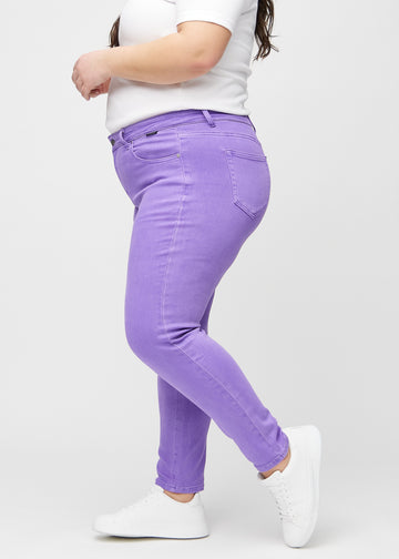 Slimjeans för kvinnor i lila, färgen Lavenders. Från sidan på en plus size-modell.