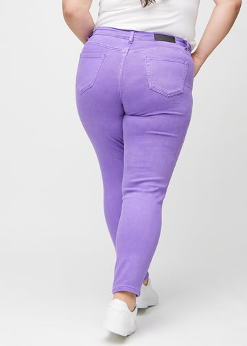Slimjeans för kvinnor i lila, färgen Lavenders. Bakifrån på en plus size-modell, så att hela passformen syns.