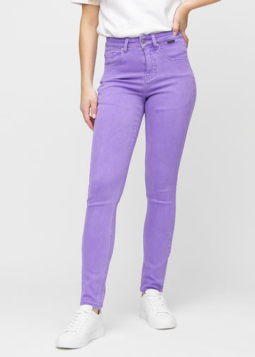 Slimjeans för kvinnor i lila, färgen Lavenders. Framifrån på en modell, med kroppsnära ben och lite mer utrymme vid anklarna.