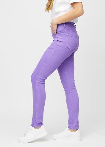 Slimjeans för kvinnor i lila, färgen Lavenders. Från sidan på en modell.