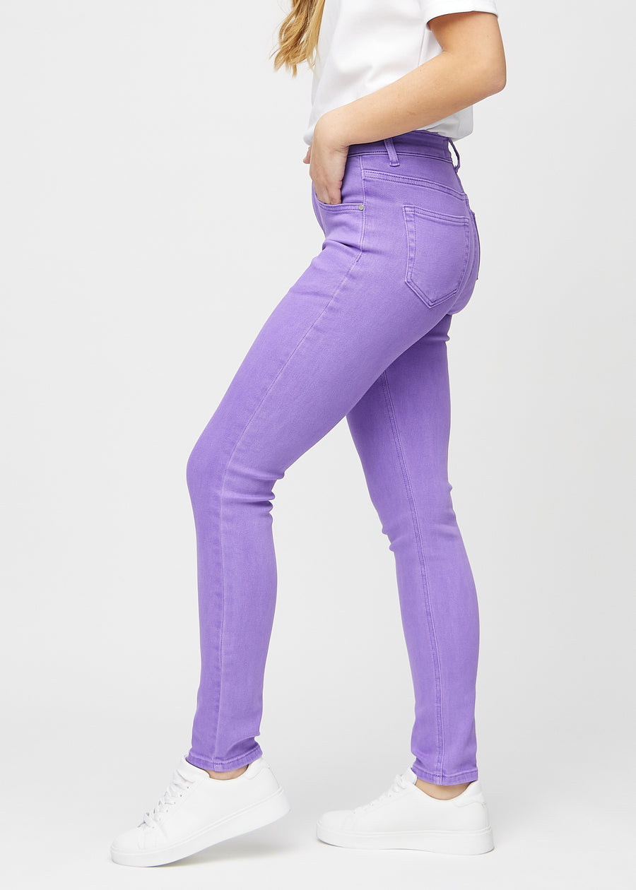 Slimjeans för kvinnor i lila, färgen Lavenders. Från sidan på en modell.