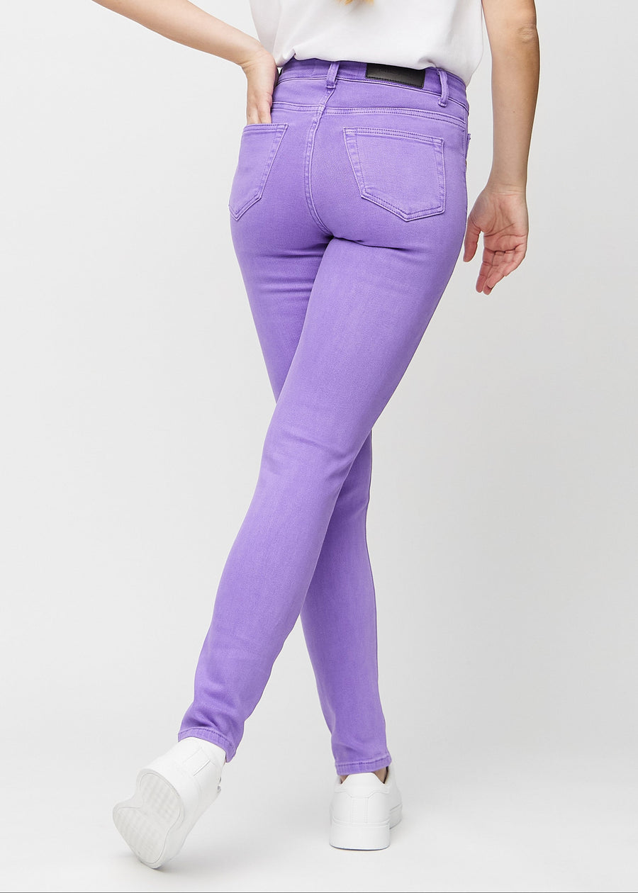 Slimjeans för kvinnor i lila, färgen Lavenders. Bakifrån på en modell, så att hela passformen syns.