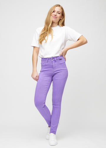 Slimjeans för kvinnor i lila, färgen Lavenders. Helbild av en modell som bär jeansen.