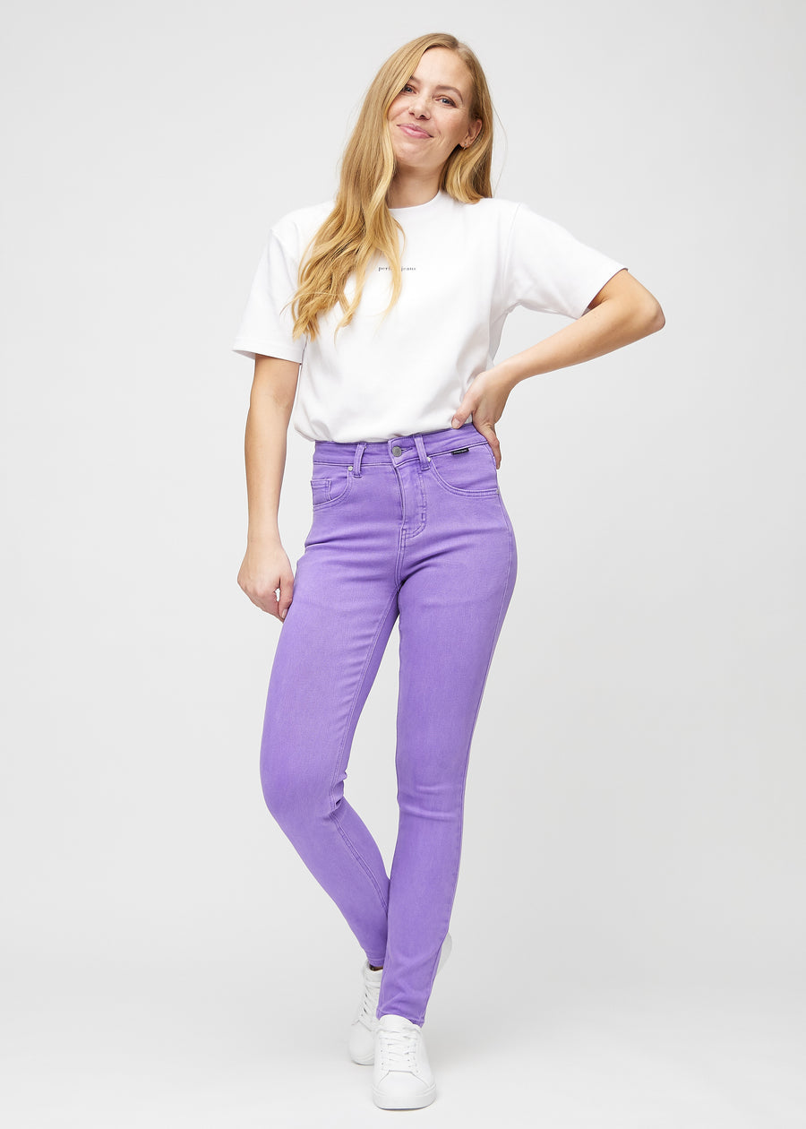Slimjeans för kvinnor i lila, färgen Lavenders. Helbild av en modell som bär jeansen.